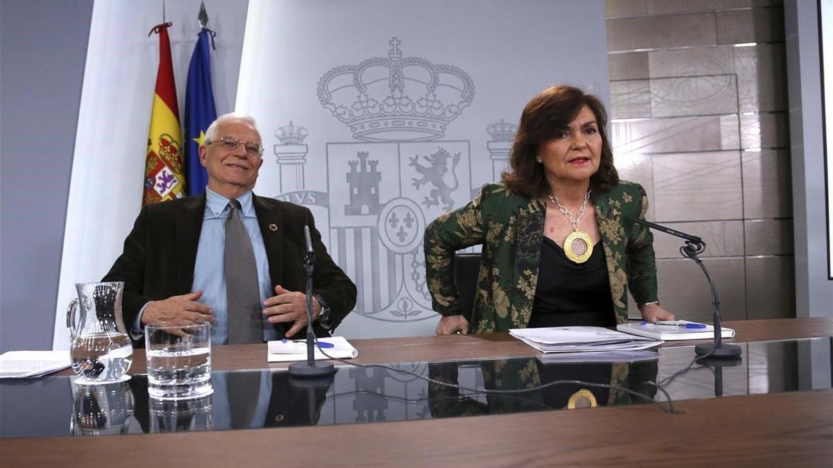 Josep Borrell y Carmen Calvo, en la rueda de prensa posterior al Consejo de Ministros.