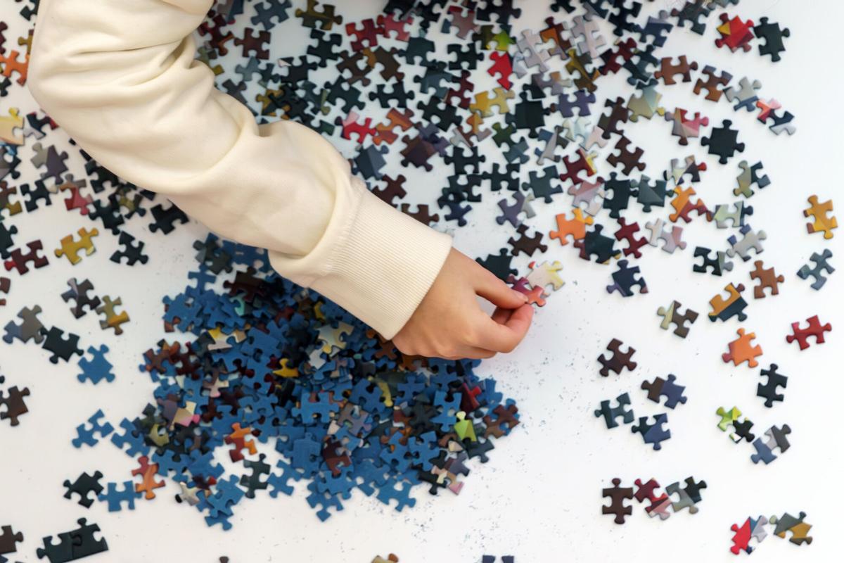 Imagen de archivo de una persona resolviendo un rompecabezas. EFE/ Raúl Sanchidrián