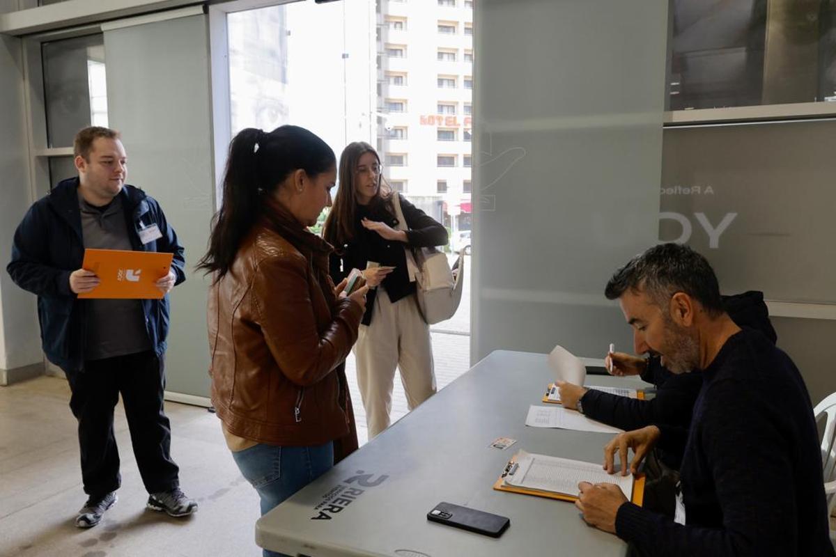 Cientos de personas realizan las pruebas orales del C2 de valenciano