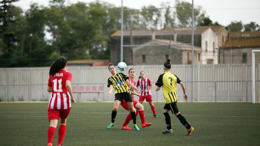 Una jugada del partit Sant Pere-Porqueres de l&#039;anada