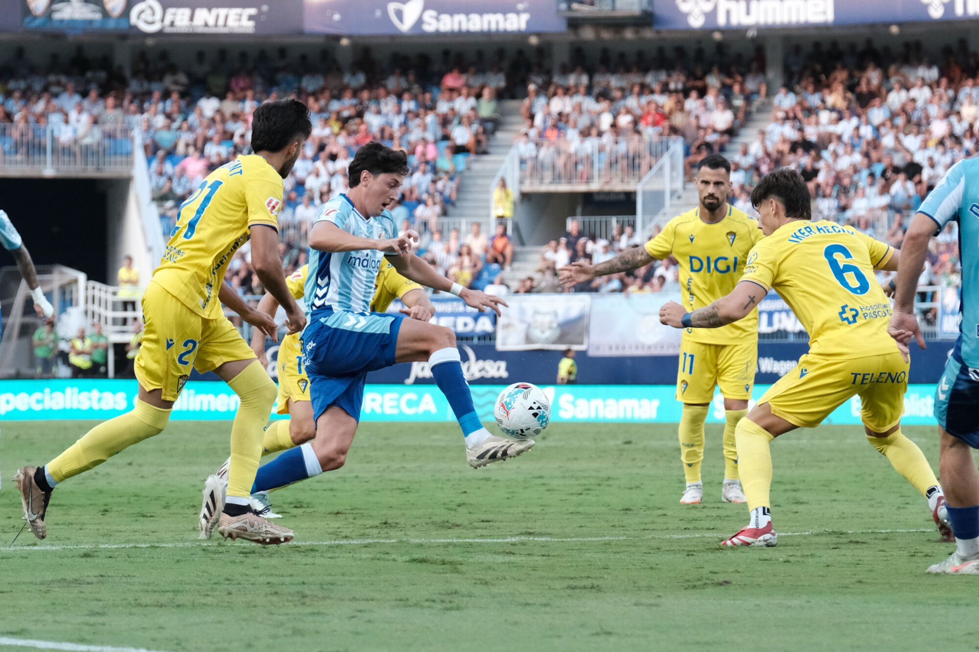 Imágenes del partido Málaga - Cádiz de LaLiga Hypermotion en La Rosaleda