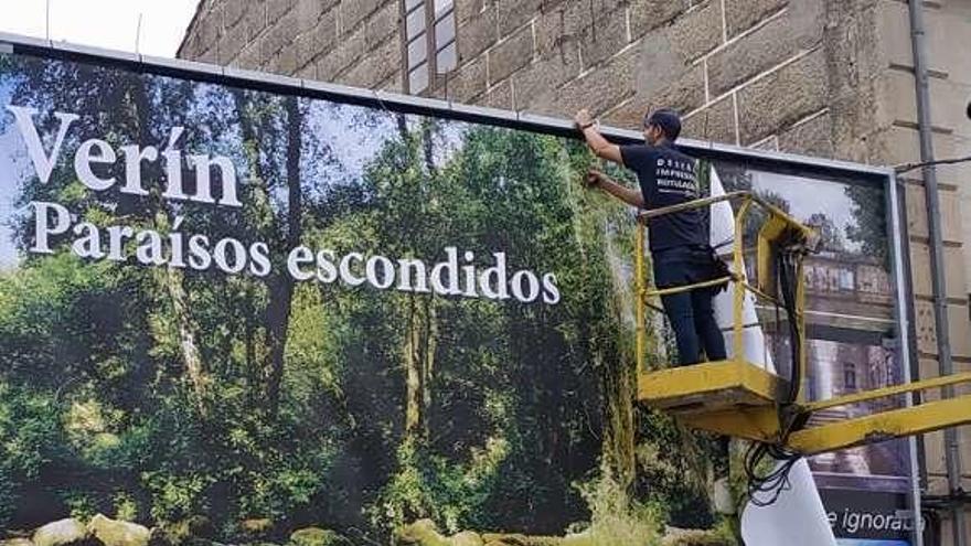 Mural gigante instalado en la plaza García Barbón. // Cedida