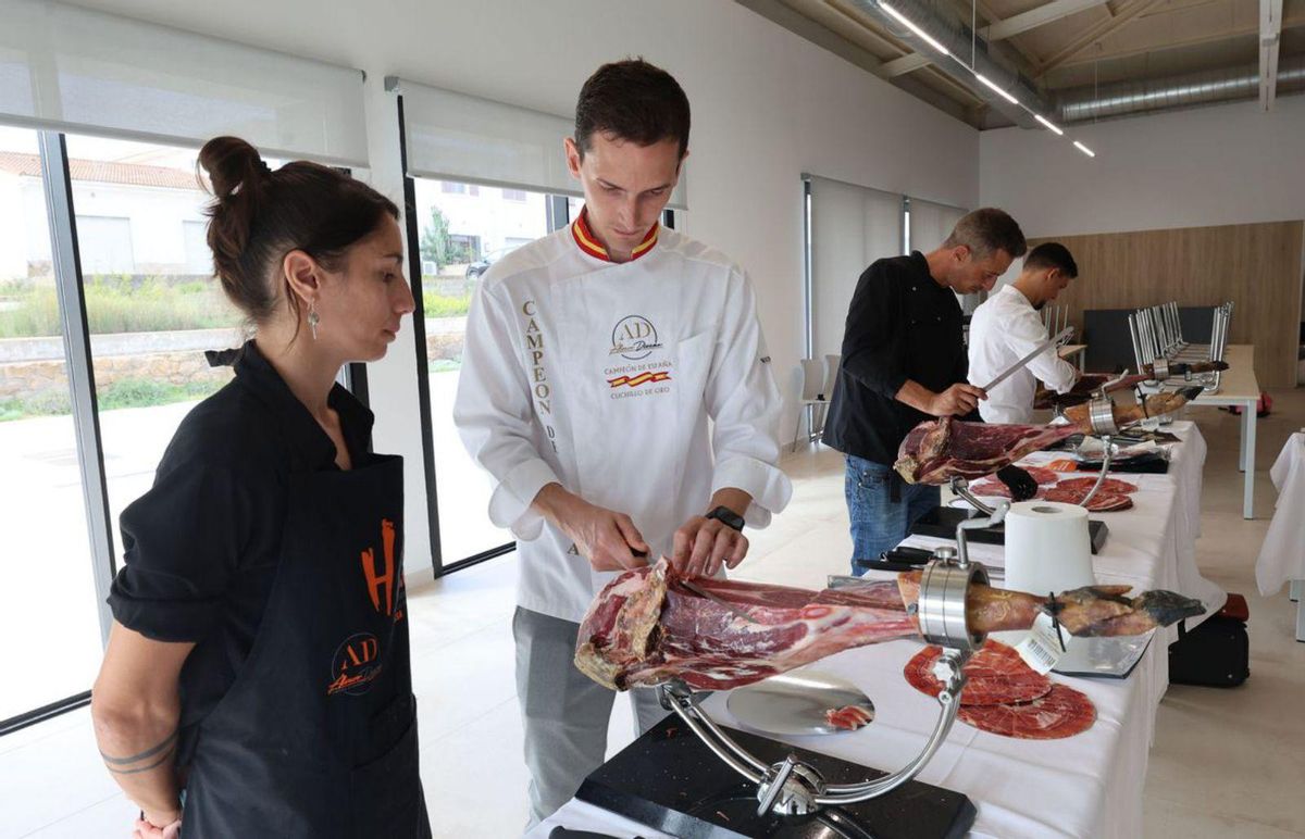 El taller de corte de jamón se realiza en una sola jornada. | TONI ESCOBAR
