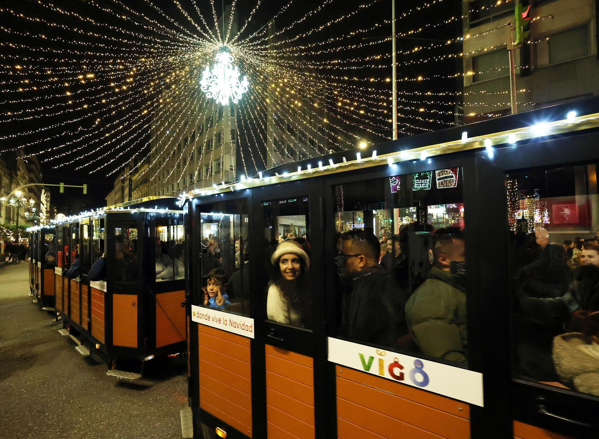 Las luces de Navidad atraen a miles de visitantes a Vigo