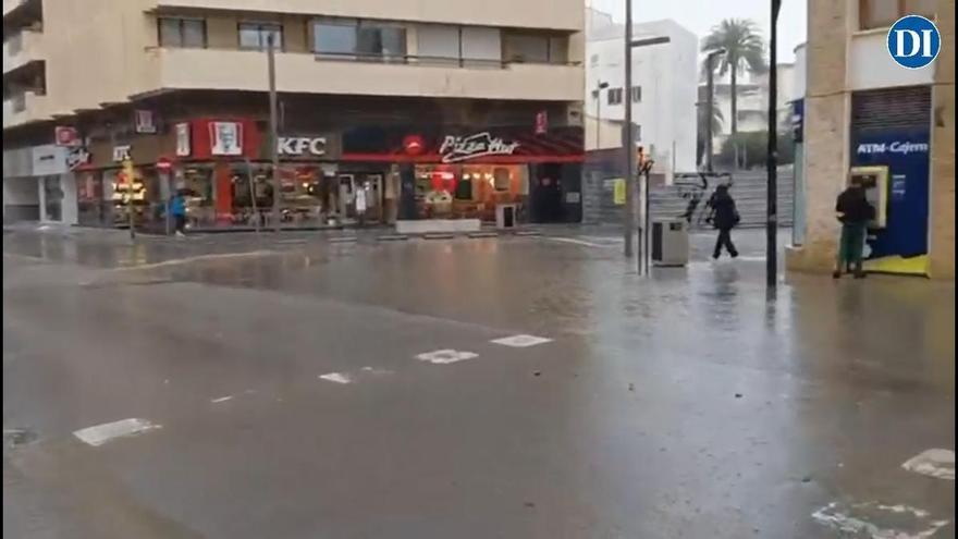 Borrasca 'Regina' en Baleares: las lluvias convierten calles de Ibiza en un reguero de aguas fecales