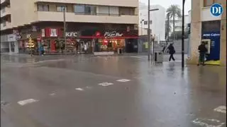 Las lluvias de la borrasca 'Regina' convierten calles de Ibiza en un reguero de aguas fecales