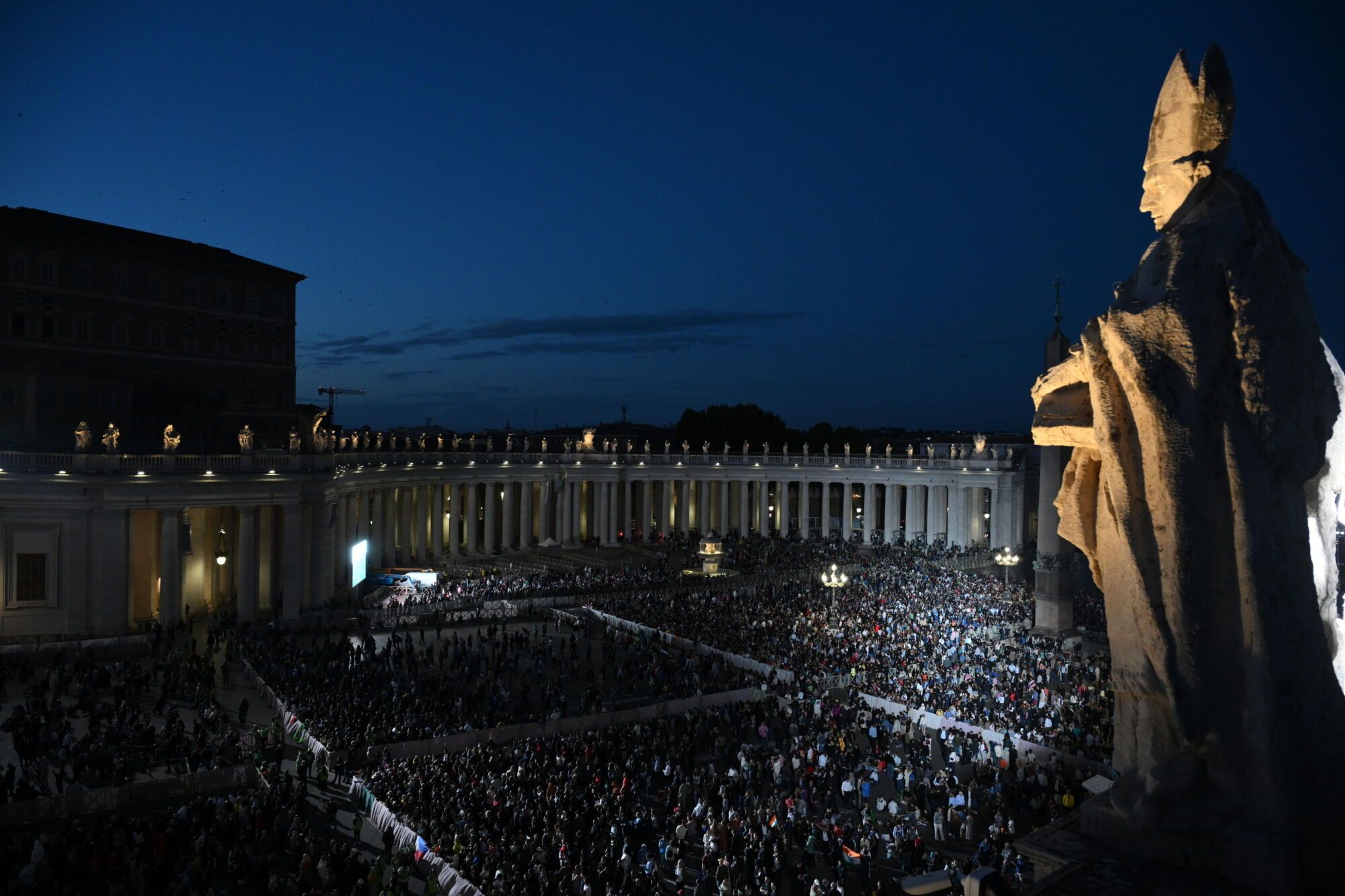 VATICAN CITY (Vatican City State (Holy See)), 07/05/2025.- People gather in St. Peter's Square on the first day of the conclave to elect the next pope, Vatican City, 07 May 2025. (Papa) EFE/EPA/ALESSANDRO DI MEO