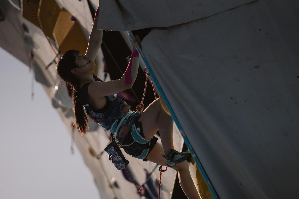 Atleta compitiendo en las clasificatorias de la IFSC Climbing World Cup Comunidad de Madrid 2025.
