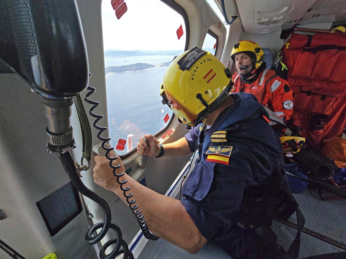 Un día en el «Pesca 1», el helicóptero de Gardacostas de Galicia