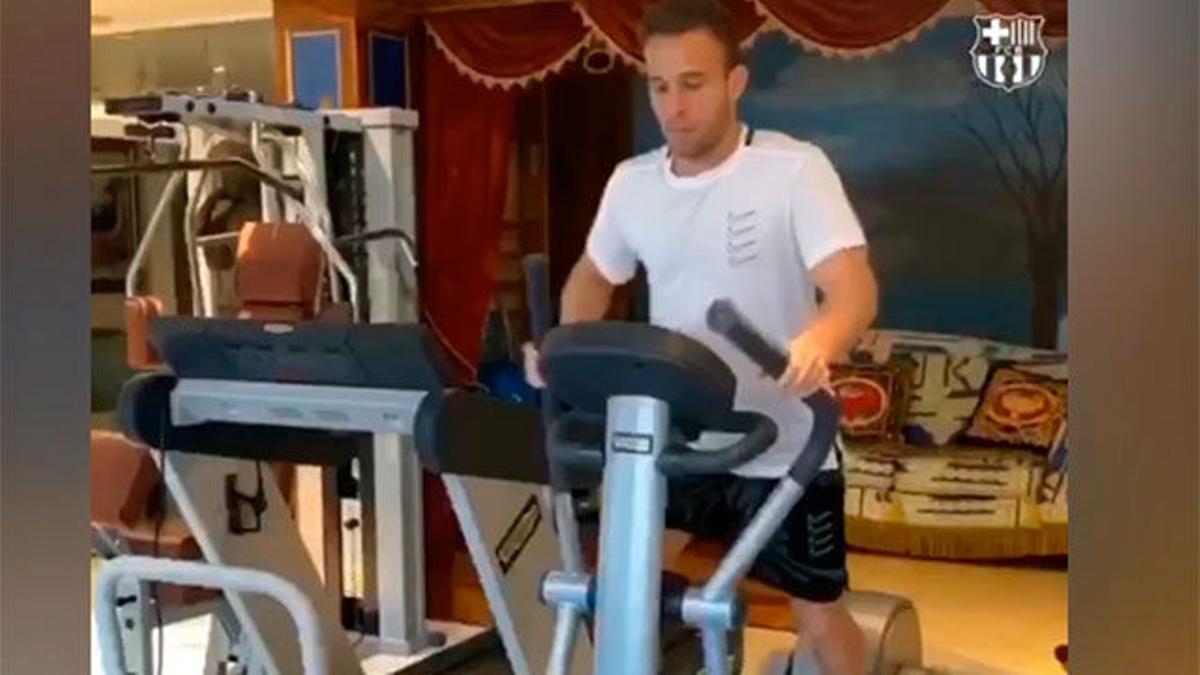 Arthur se machaca en el gimnasio de su casa para volver en plena forma