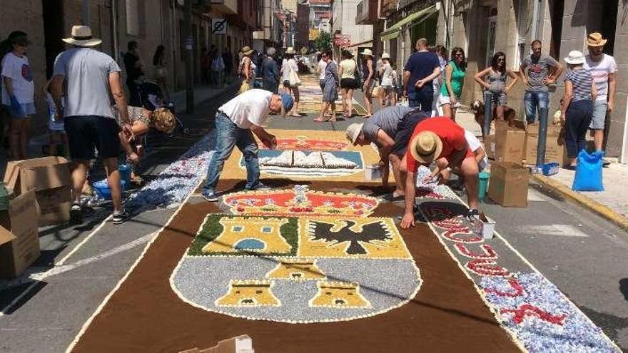 Gente elaborando las alfombras del Corpus en Bueu. // Gonzalo Núñez