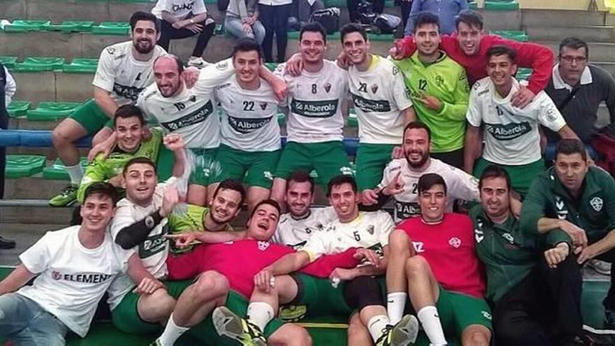 Los jugadores del Elche celebran la clasificación para la fase de ascenso.