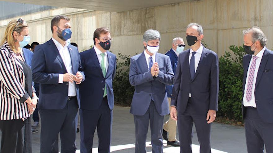 Última visita del ministro de Ciencia, Pedro Duque, este verano a la ciudad, donde recorrió los terrenos en los que se asentará el centro, acompañado de Fernández Vara.