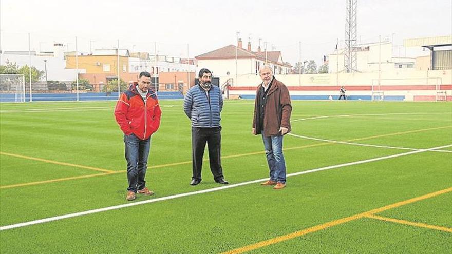 Concluye la instalación del nuevo césped artificial del campo de fútbol de Villafranca