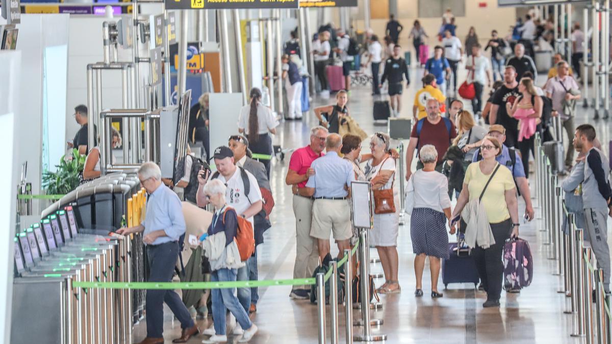 Pasajeros en el aeropuerto de El Altet, este otoño.