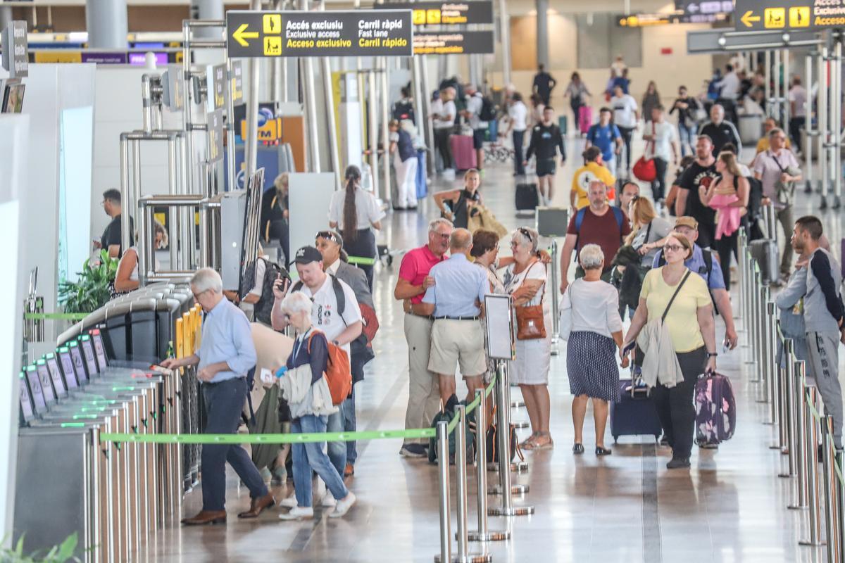 Pasajeros en el aeropuerto de El Altet, este otoño.