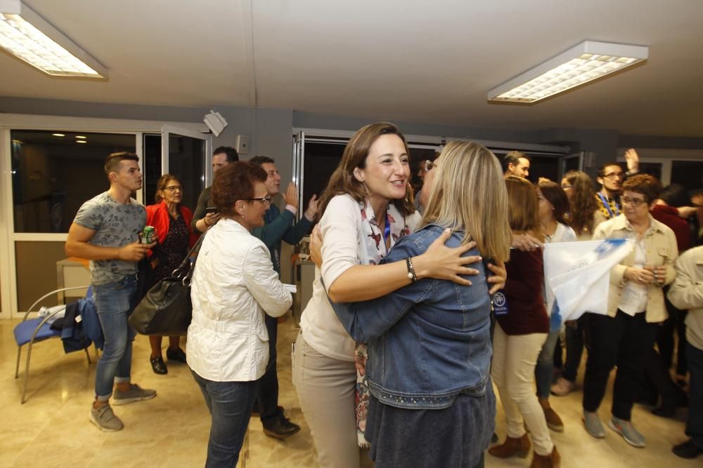 Varias decenas de personas se acercaron a la sede de los populares en la calle Urzaíz para celebrar junto al PP vigués la mayñría absoluta de Núñez Feijóo