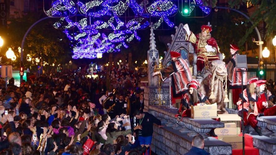 La cabalgata de los Reyes Magos en Alicante arranca a las siete de la tarde desde Luceros con 20 carrozas