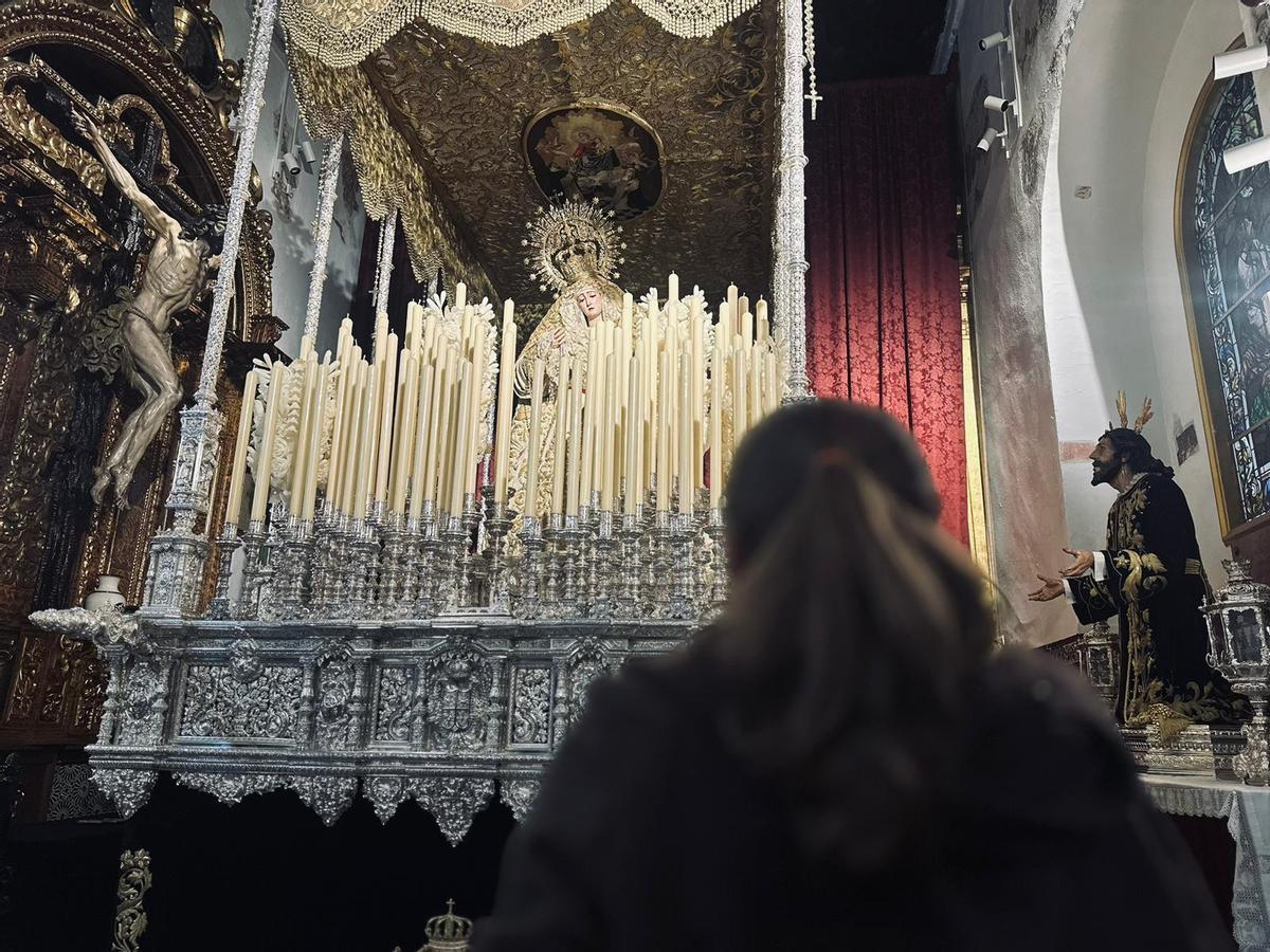 María Cabezas en la capilla de Monte-Sión frente al paso de la Virgen del Rosario.