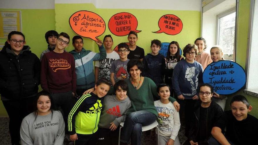 La profesora del IES Castro Alobre que imparte Igualdad de Género, Carme Moure (en el centro), con los alumnos que eligieron esta asignatura. // Iñaki Abella