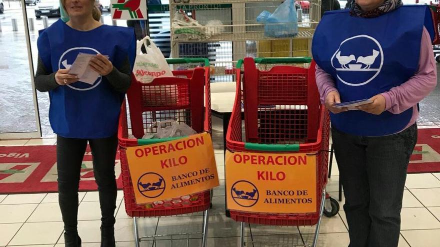 Dos voluntarias de la primera Operación Kilo de 2018 del Banco de Alimentos de Vigo.