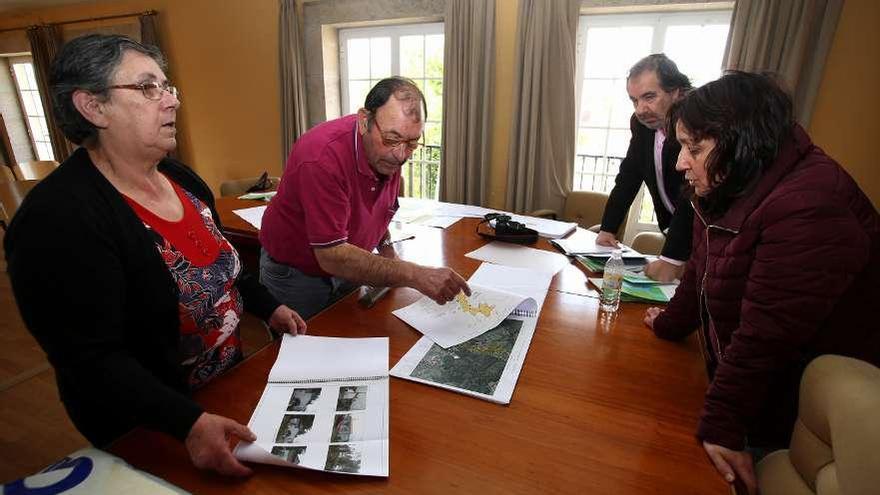 Vecinos de Trabancas, Merlín y Ferreiroa consultan los planos en el consistorio. // Bernabé/Gutier