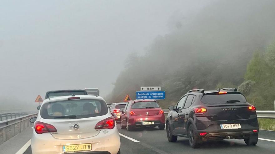 Una imagen del atasco de ayer, en dirección a Asturias después del argayón. | LNE