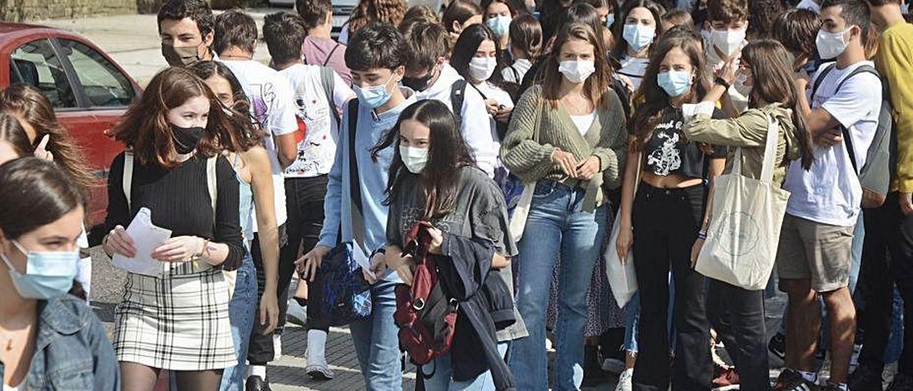 Estudiantes en la presentación del curso en el paraninfo del IES Valle Inclán.