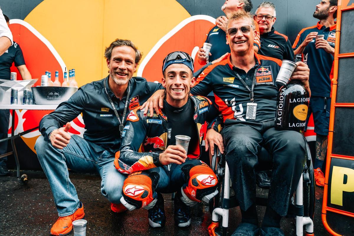 Pedro Acosta posa ante Gottfried Neumeister, CEO de KTM, y Pit Beirer, jefe deportivo.