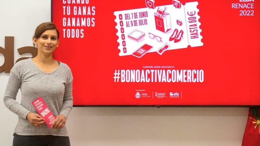 La concejala Silvia Ibáñez ofreciendo los últimos datos de la campaña del bono descuento de Elda.