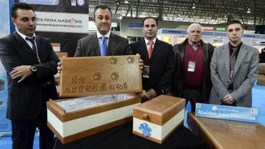 Ataúd recubierto de láminas de oro de 24 quilates, fabricado en Ourense para un cliente ruso.  // B. Lorenzo