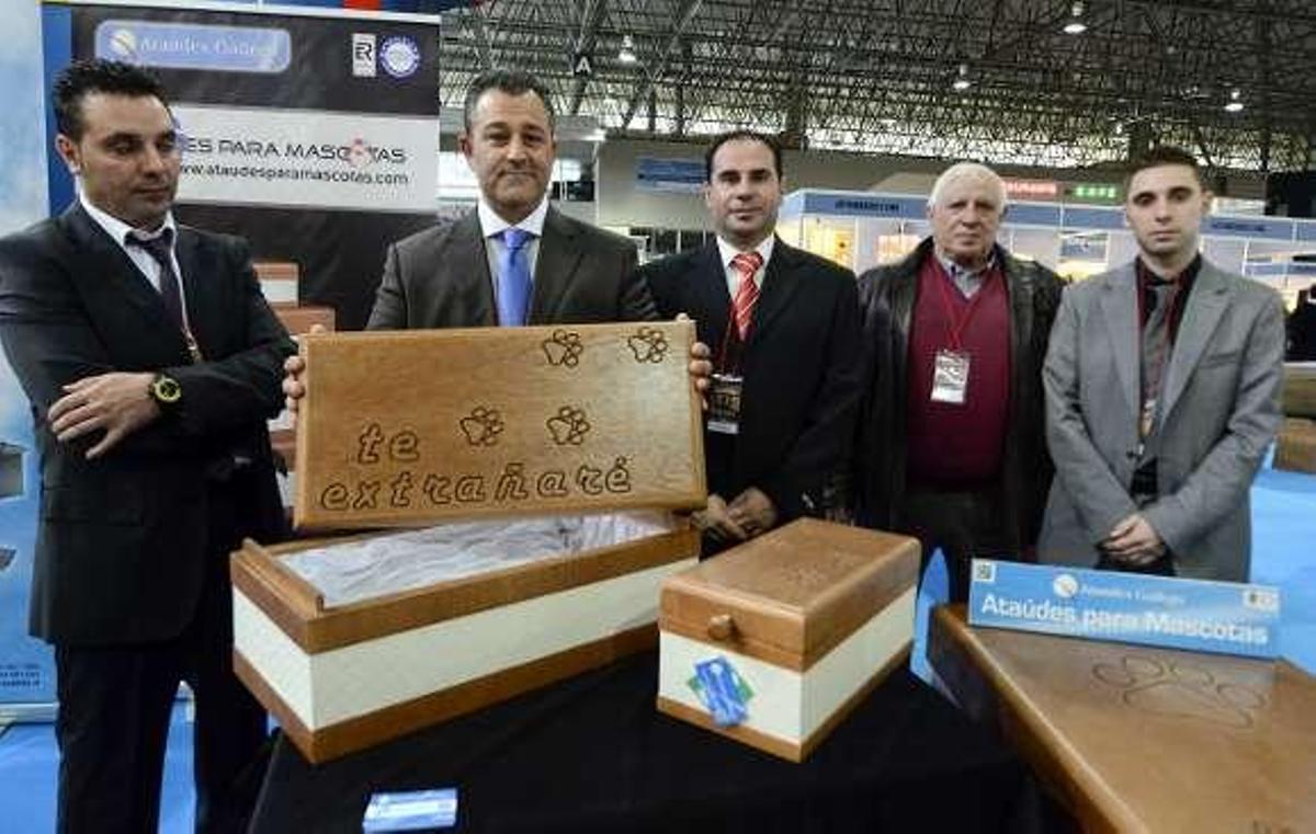 Ataúd recubierto de láminas de oro de 24 quilates, fabricado en Ourense para un cliente ruso.  // B. Lorenzo