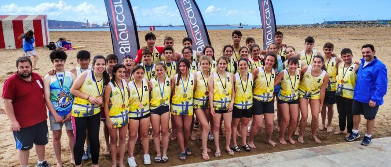 Los medallistas del torneo de la playa de Poniente de Gijón. |