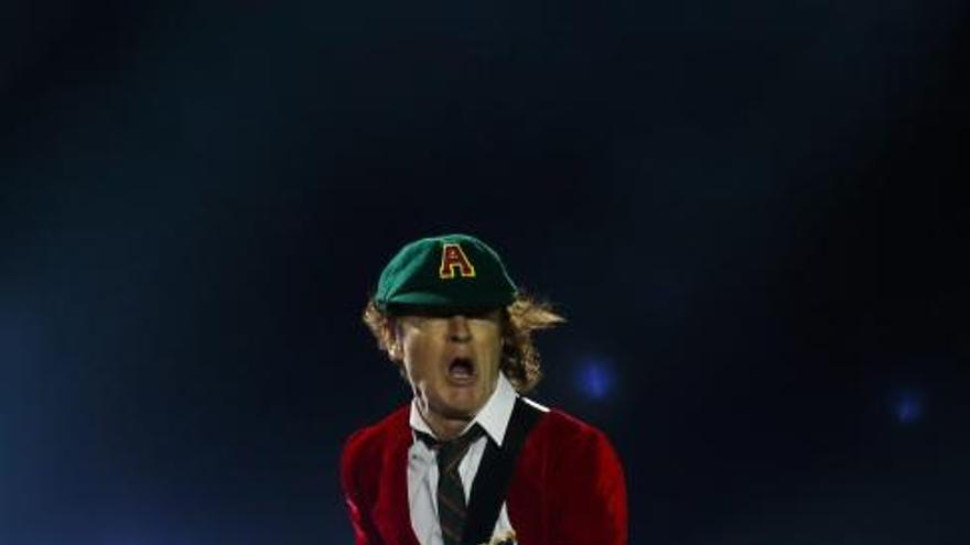 Axl Rose se estrena como vocalista de AC/DC