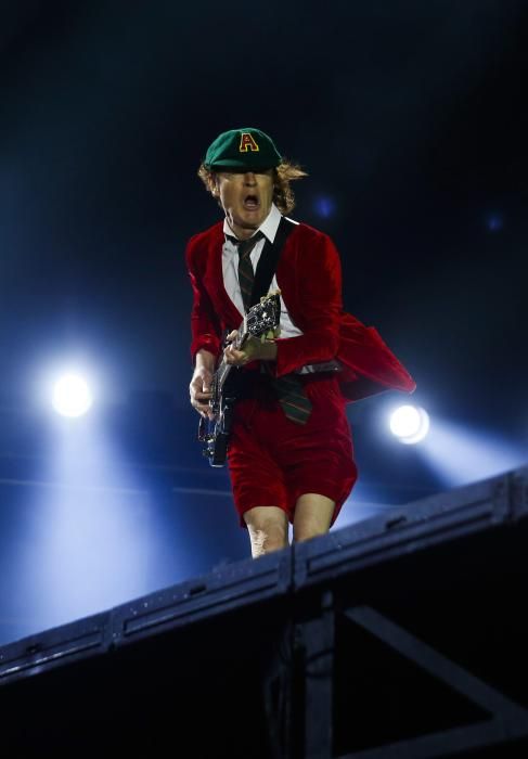 Axl Rose se estrena como vocalista de AC/DC en Lisboa.