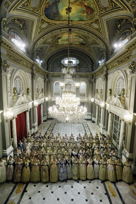 Las aspirantes a fallera mayor conocen el Salón de Cristal