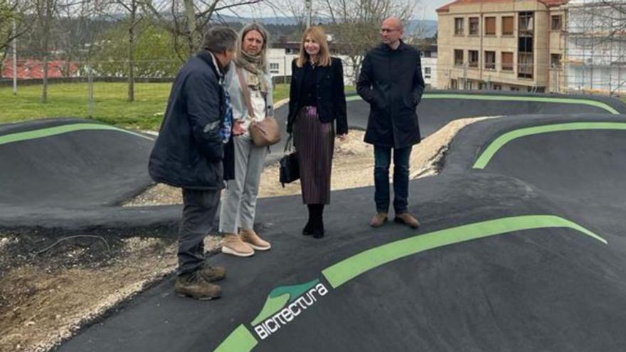 Representantes municipais, durante unha visita á zona de pumptrack