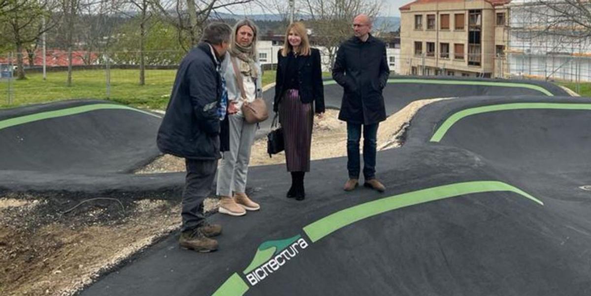 Representantes municipais, durante unha visita á zona de pumptrack