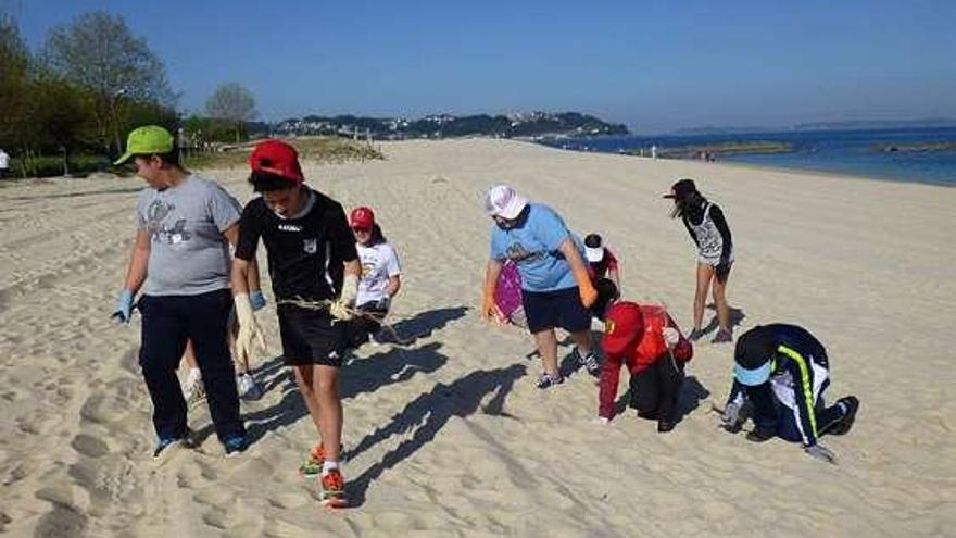 Alumnos del colegio de A Torre-Cela, limpiando Portomaior.  // G.N.