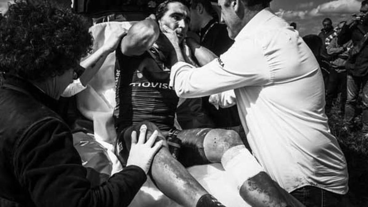 Fran Ventoso, consolado por su director García Acosta, en una ambulancia de la París-Roubaix