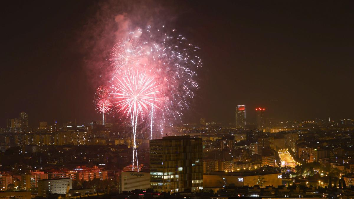 El Piromusical de las fiestas de la Merçè vistos desde el barrio de Roquetes.