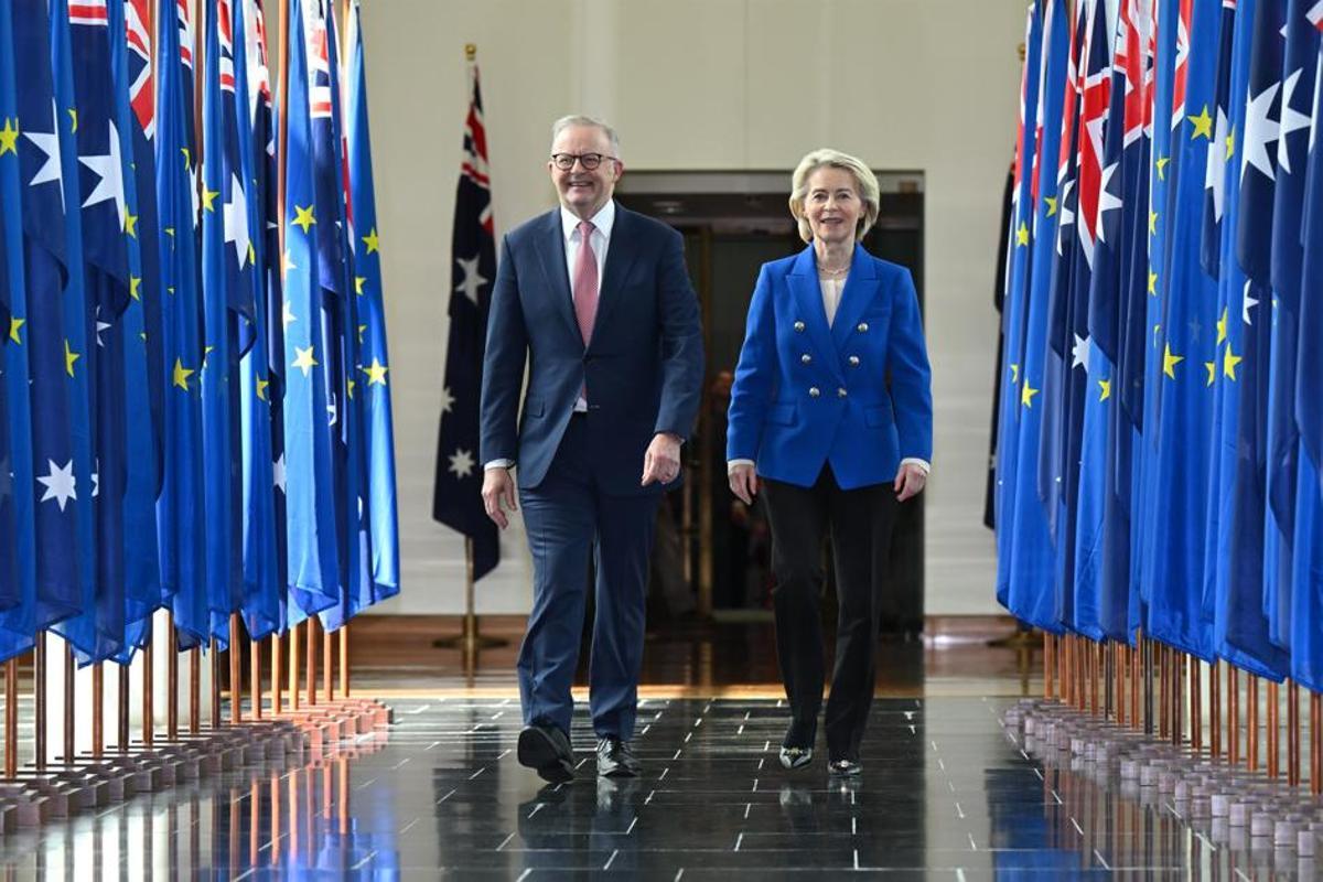 El primer ministro de Australia, Anthony Albanese, y la presidenta de la Comisión Europea, Ursula von der Leyen, tras firmar el acuerdo comercial entre los dos bloques.