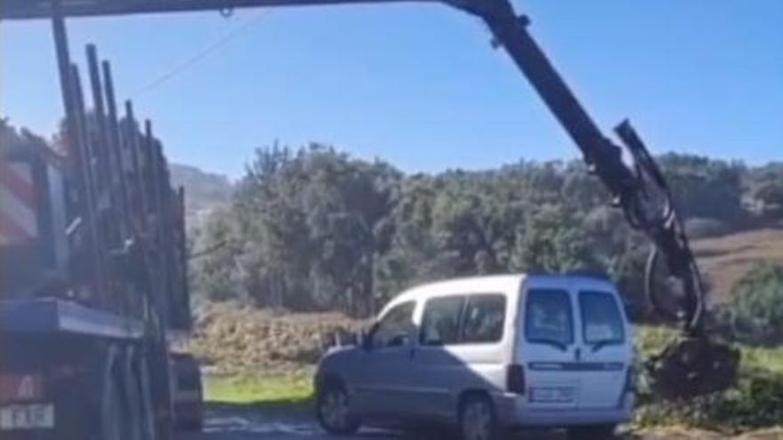 ¿Qué hizo este camionero gallego al comprobar que un coche aparcado le impedía girar?