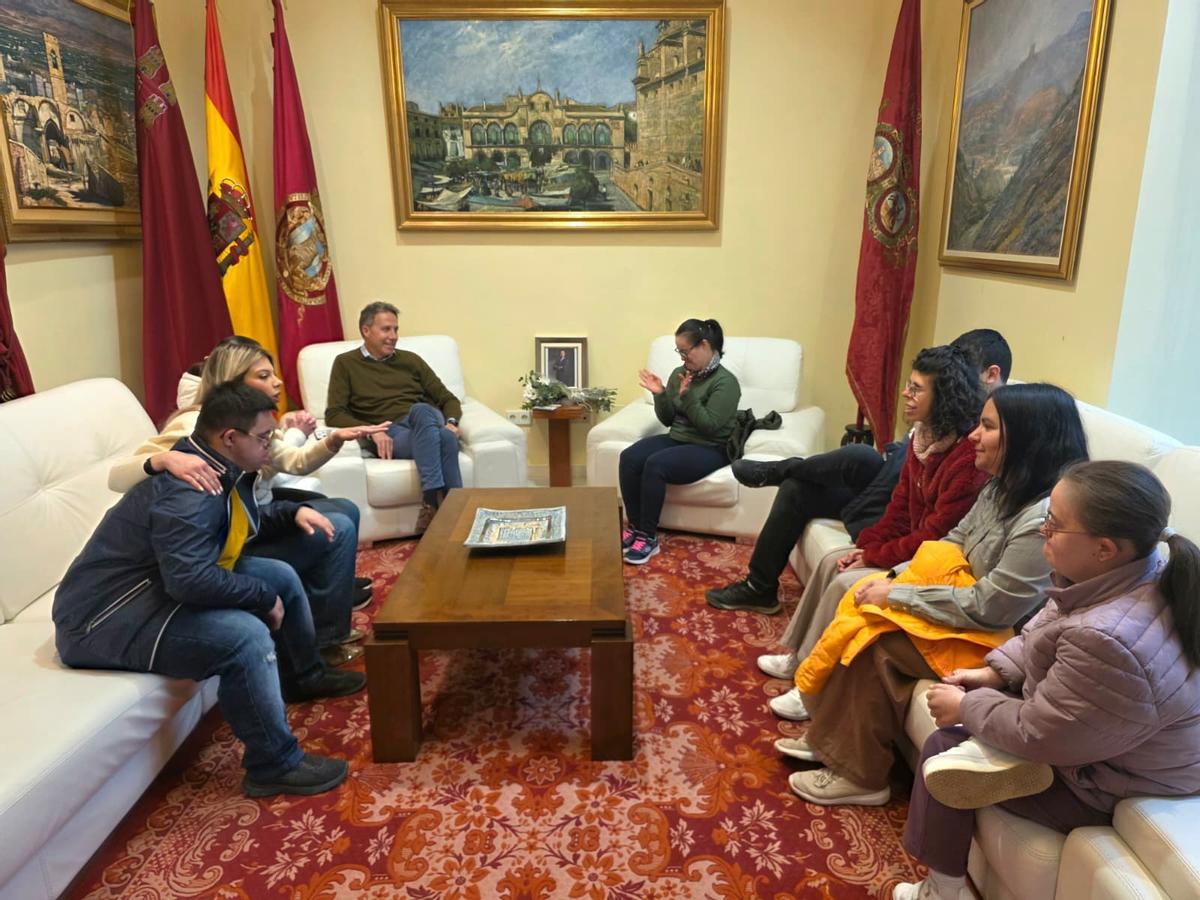 El colectivo Down Lorca visitaba este miércoles al alcalde.