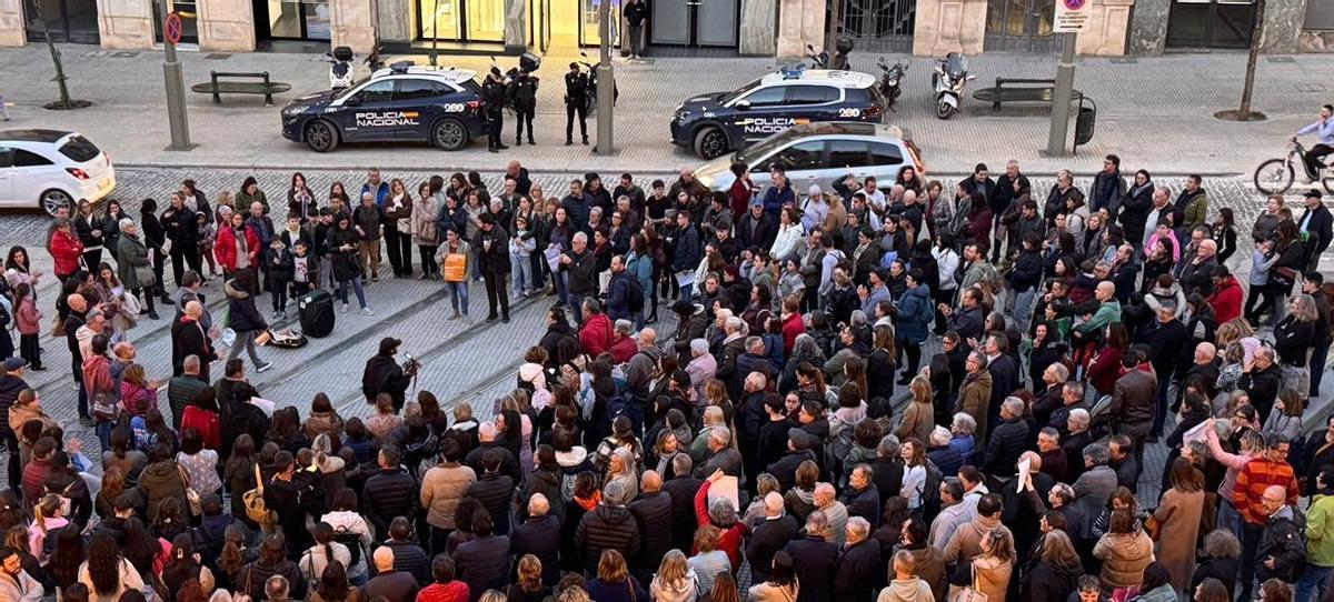 La concentración se ha realizado en la plaza de Espanya de Alcoy a las 19:00 horas