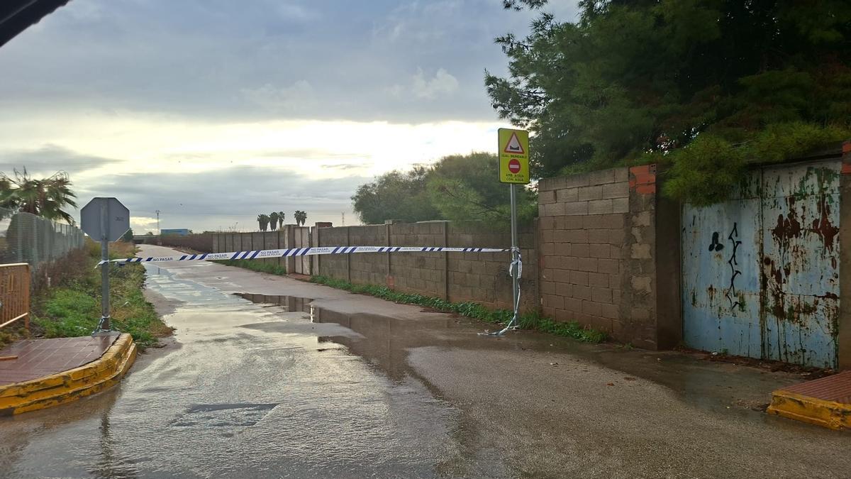 Camí de la Posteta cerrado por la Policía Loal de Alginet por seguridad.