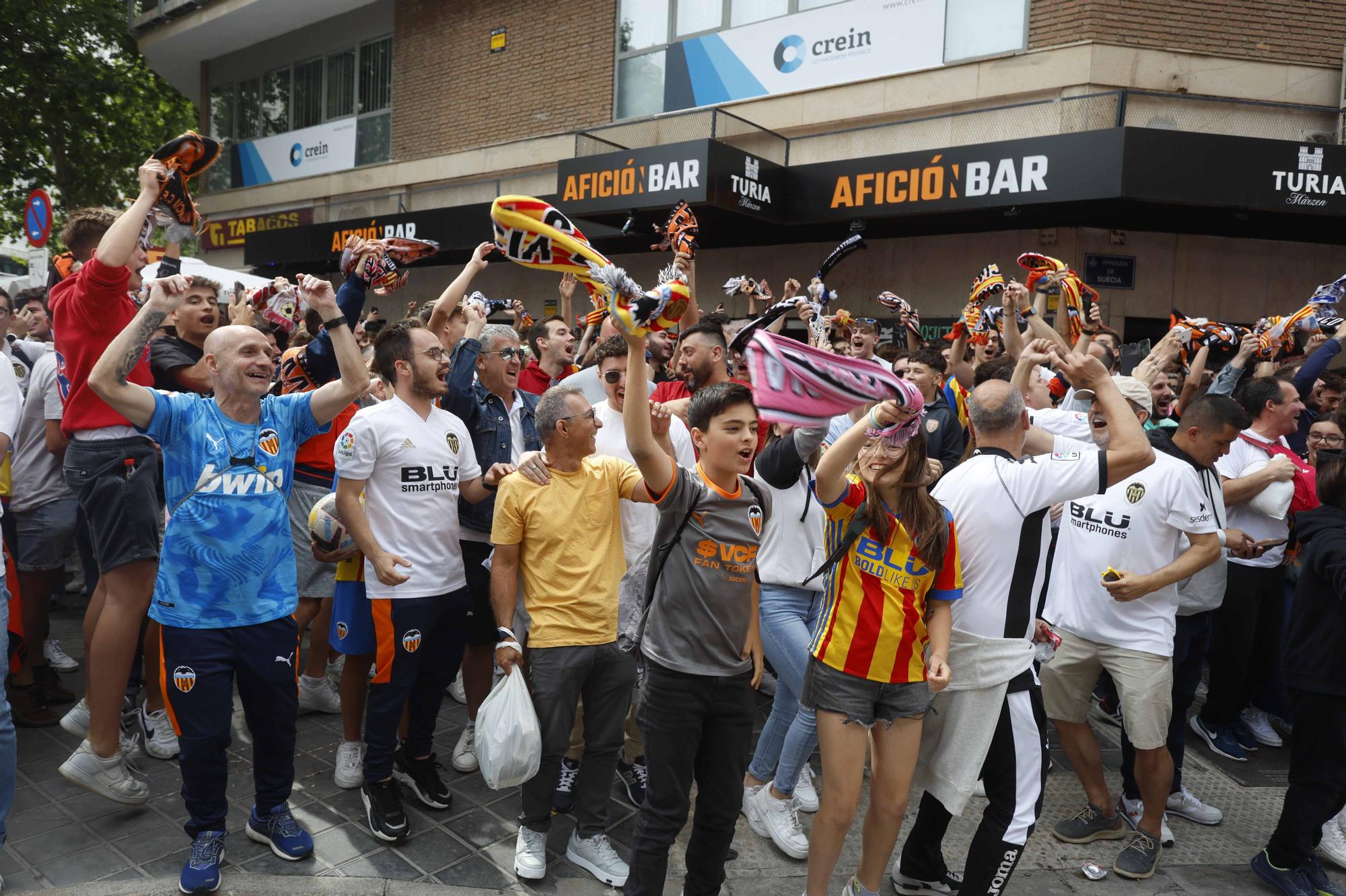 Ambiente festivo en la recepción al equipo