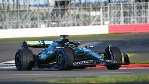 Lance Stroll, el primero en salir a pista con el AMR24 de Aston Martin, este lunes en Silverstone