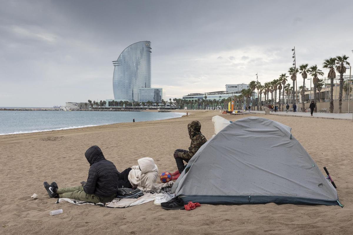 Un grupo de subsaharianos lleva meses acampados en las playas de la Barceloneta.