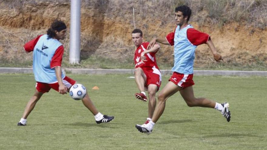 Israel da un pase entre Guillermo y Masini durante el entrenamiento de ayer